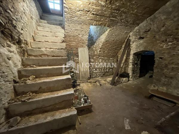 Maison de ville familiale de 152,7 m² de type 4/5, avec cour, garage 2 voitures et grenier aménageable.