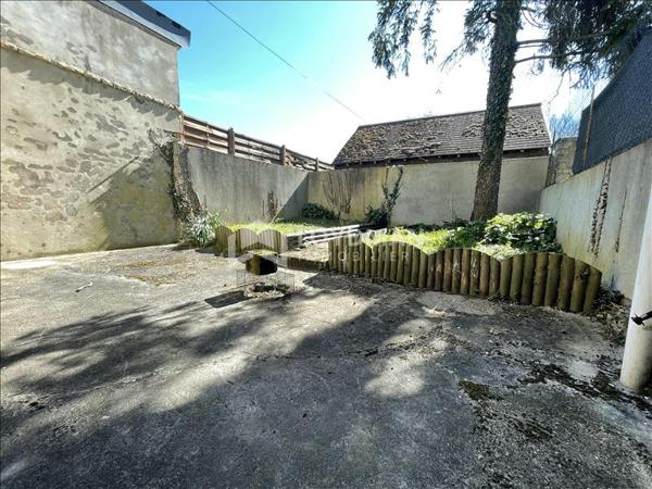 Maison de ville familiale de 152,7 m² de type 4/5, avec cour, garage 2 voitures et grenier aménageable.