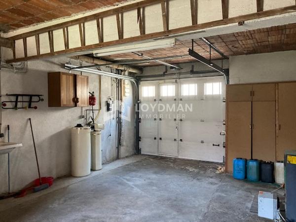Maison de ville familiale de 152,7 m² de type 4/5, avec cour, garage 2 voitures et grenier aménageable.