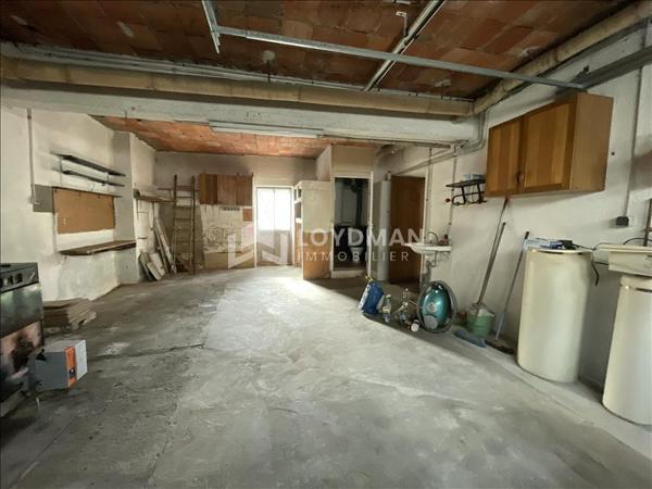 Maison de ville familiale de 152,7 m² de type 4/5, avec cour, garage 2 voitures et grenier aménageable.