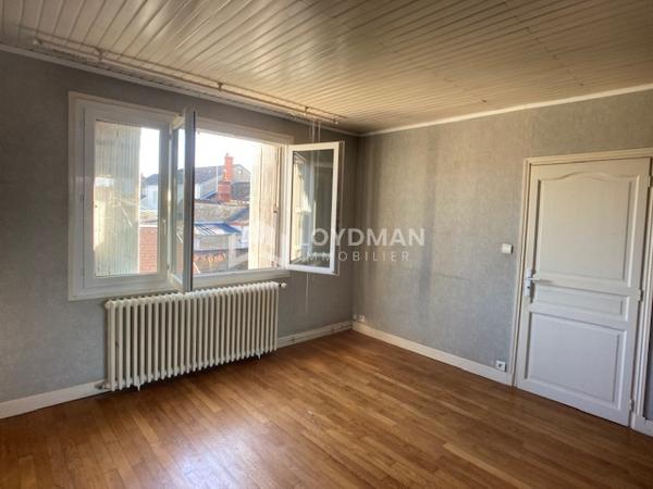 Maison de ville familiale de 152,7 m² de type 4/5, avec cour, garage 2 voitures et grenier aménageable.