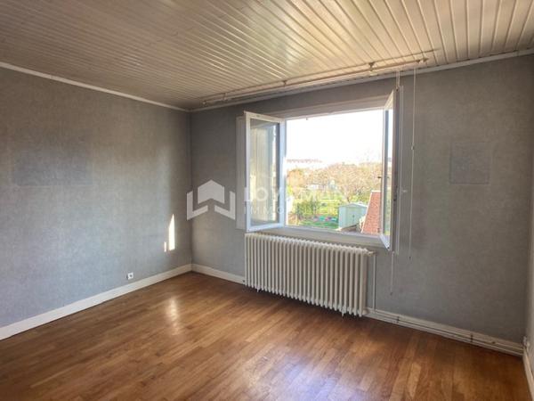 Maison de ville familiale de 152,7 m² de type 4/5, avec cour, garage 2 voitures et grenier aménageable.