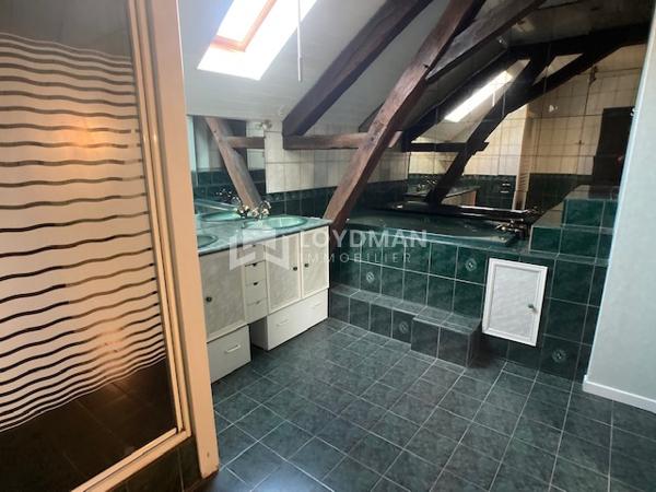 Maison de ville familiale de 152,7 m² de type 4/5, avec cour, garage 2 voitures et grenier aménageable.