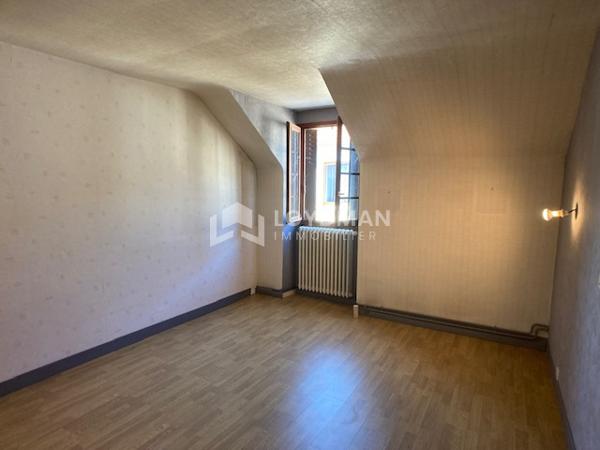 Maison de ville familiale de 152,7 m² de type 4/5, avec cour, garage 2 voitures et grenier aménageable.