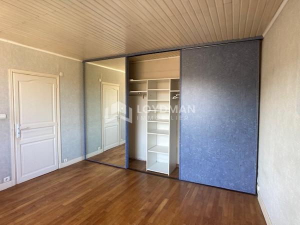 Maison de ville familiale de 152,7 m² de type 4/5, avec cour, garage 2 voitures et grenier aménageable.