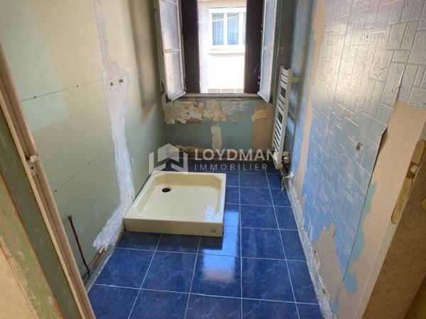 Maison de ville familiale de 152,7 m² de type 4/5, avec cour, garage 2 voitures et grenier aménageable.