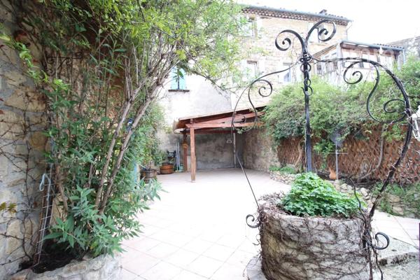 Très belle maison de village entièrement reconstruite en 1996 en pierre taillée, avec terrasse sans vis à vis de 30 m².