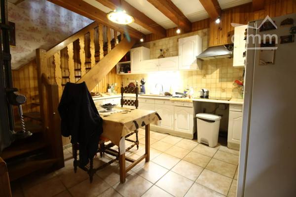 Très belle maison de village entièrement reconstruite en 1996 en pierre taillée, avec terrasse sans vis à vis de 30 m².