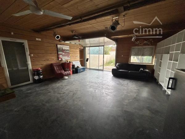 Maison jumelée NON VIABILISEE sur terrain de 312m2, proche des commerces, des écoles, dans un quartier très calme.