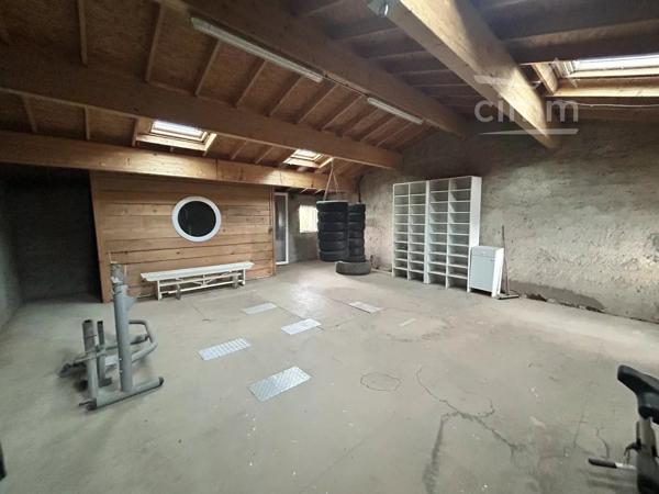 Maison jumelée NON VIABILISEE sur terrain de 312m2, proche des commerces, des écoles, dans un quartier très calme.