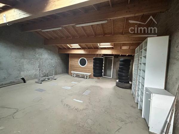 Maison jumelée NON VIABILISEE sur terrain de 312m2, proche des commerces, des écoles, dans un quartier très calme.