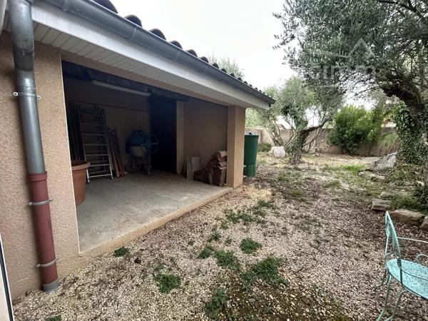 Maison jumelée NON VIABILISEE sur terrain de 312m2, proche des commerces, des écoles, dans un quartier très calme.