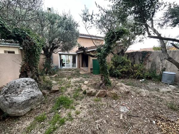 Maison jumelée NON VIABILISEE sur terrain de 312m2, proche des commerces, des écoles, dans un quartier très calme.
