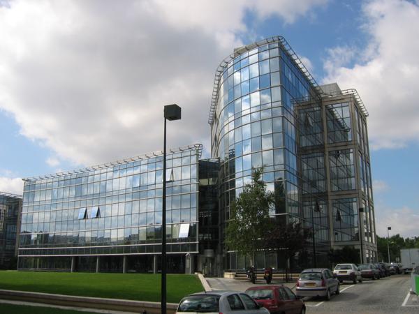 A louer, Bureaux rénovés climatisés divisibles dès 224 m² - Paris Nord 2 - Au pied du RER B et du futur métro - IRVE en sous sol