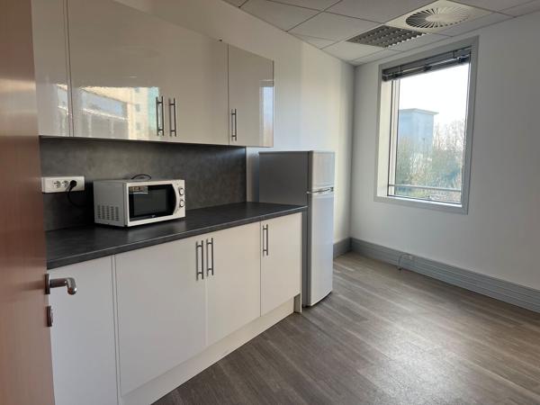 A louer, Bureaux rénovés climatisés divisibles dès 224 m² - Paris Nord 2 - Au pied du RER B et du futur métro - IRVE en sous sol