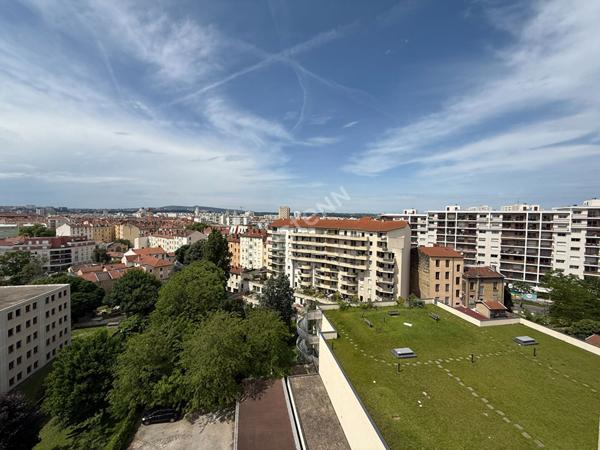 Appartement T4 Villeurbanne GRAND CLEMENT, dernier étage, traversant Nord Sud, cuisine équipée, balcon, loggia, cave , garage
