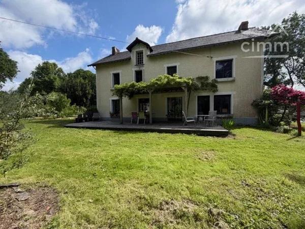 Nicolas Cimm vous propose cette maison de caractère proche du bourg de Nozay.