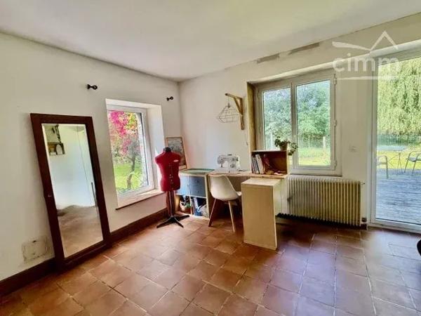 Nicolas Cimm vous propose cette maison de caractère proche du bourg de Nozay.