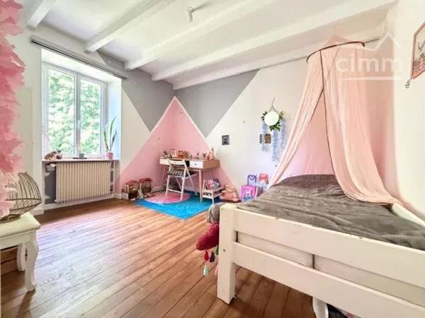 Nicolas Cimm vous propose cette maison de caractère proche du bourg de Nozay.