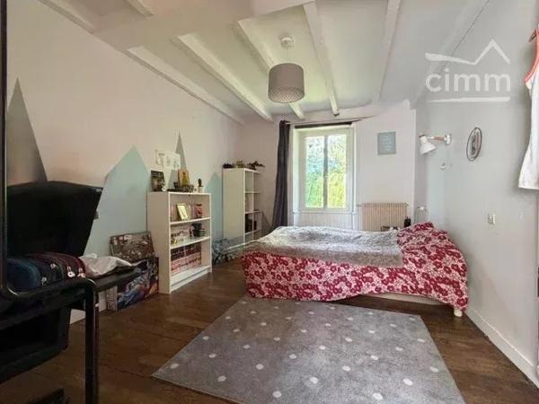 Nicolas Cimm vous propose cette maison de caractère proche du bourg de Nozay.