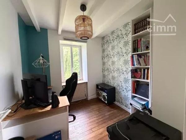 Nicolas Cimm vous propose cette maison de caractère proche du bourg de Nozay.