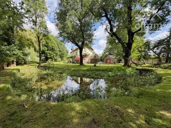 Nicolas Cimm vous propose cette maison de caractère proche du bourg de Nozay.