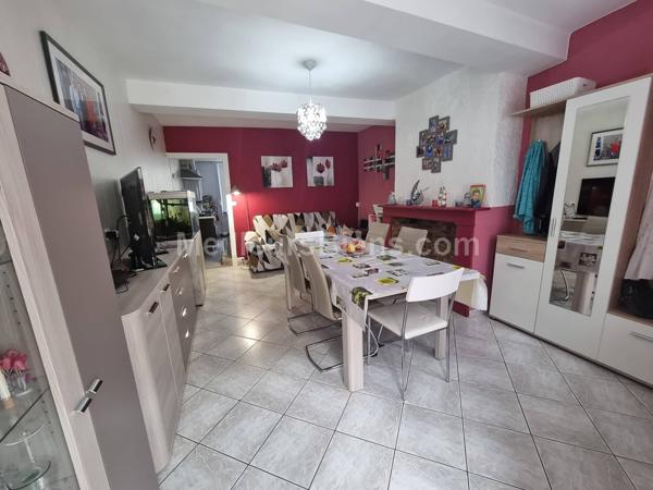 Maison mitoyenne rénovée avec véranda et jardin