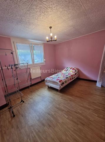 Maison mitoyenne rénovée avec véranda et jardin