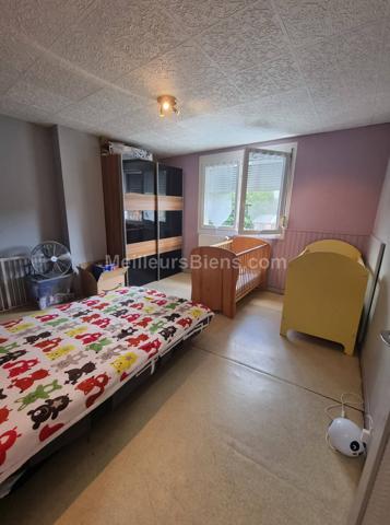 Maison mitoyenne rénovée avec véranda et jardin