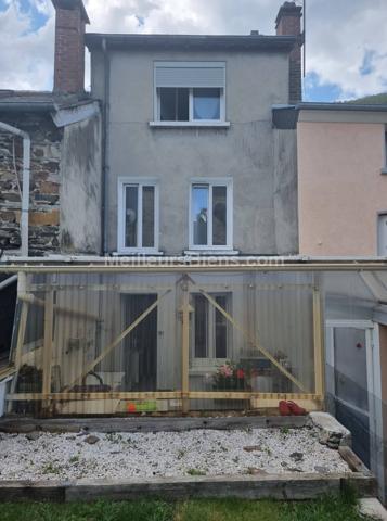 Maison mitoyenne rénovée avec véranda et jardin