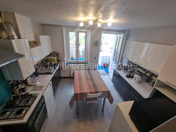 Maison mitoyenne rénovée avec véranda et jardin