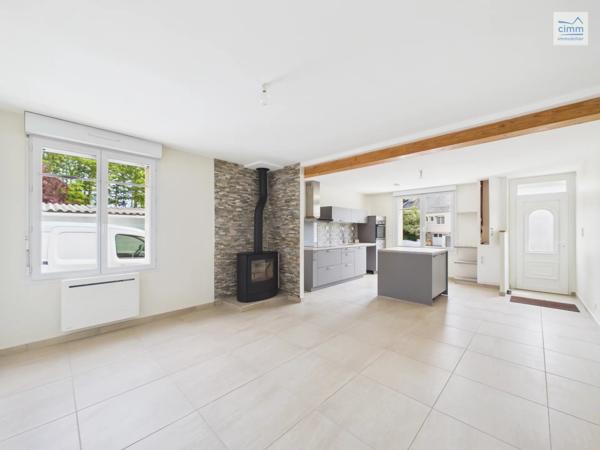 Idéalement située en plein centre de Guipry-Messac, venez découvrir cette maison de plain-pied entièrement rénovée.