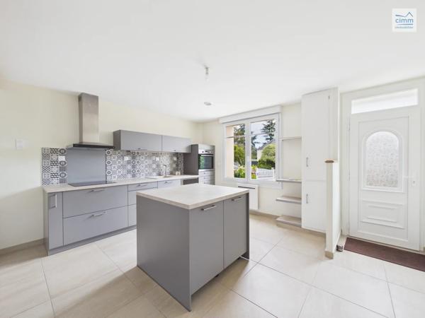 Idéalement située en plein centre de Guipry-Messac, venez découvrir cette maison de plain-pied entièrement rénovée.