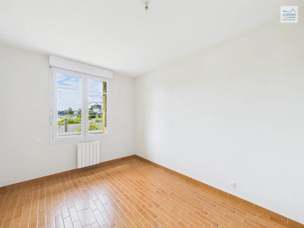 Idéalement située en plein centre de Guipry-Messac, venez découvrir cette maison de plain-pied entièrement rénovée.