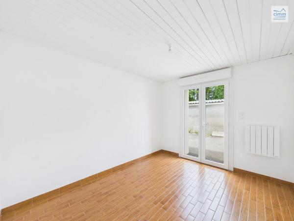 Idéalement située en plein centre de Guipry-Messac, venez découvrir cette maison de plain-pied entièrement rénovée.