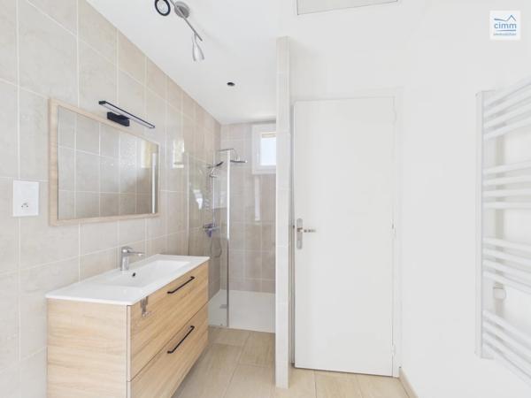 Idéalement située en plein centre de Guipry-Messac, venez découvrir cette maison de plain-pied entièrement rénovée.