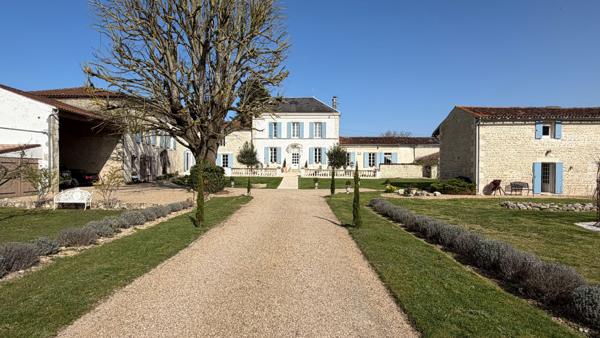 Elégante Maison de Maître avec 5 chambres d'hôtes Saint-Jean-d'Angély (17400)
