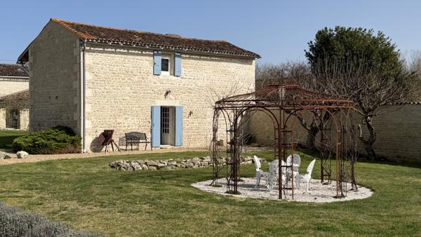 Elégante Maison de Maître avec 5 chambres d'hôtes Saint-Jean-d'Angély (17400)
