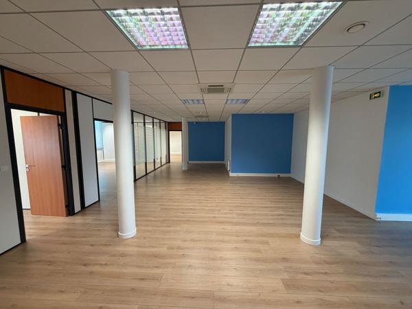 A LOUER - BUREAUX 210 M2 - LACROIX SAINT OUEN PARC TERTIAIRE ET SCIENTIFIQUE