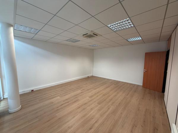 A LOUER - BUREAUX 210 M2 - LACROIX SAINT OUEN PARC TERTIAIRE ET SCIENTIFIQUE