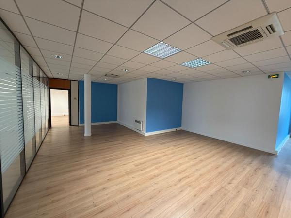 A LOUER - BUREAUX 210 M2 - LACROIX SAINT OUEN PARC TERTIAIRE ET SCIENTIFIQUE