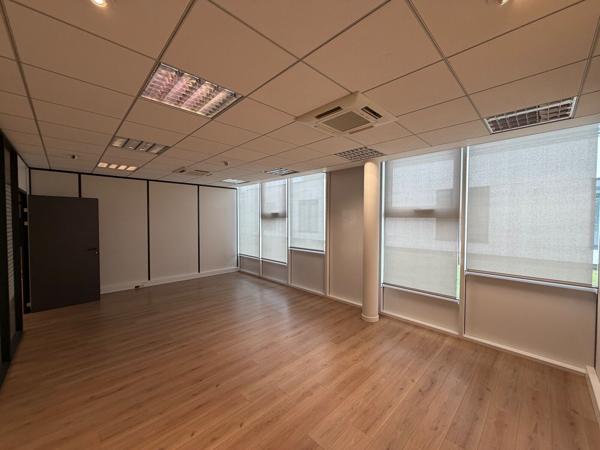 A LOUER - BUREAUX 210 M2 - LACROIX SAINT OUEN PARC TERTIAIRE ET SCIENTIFIQUE