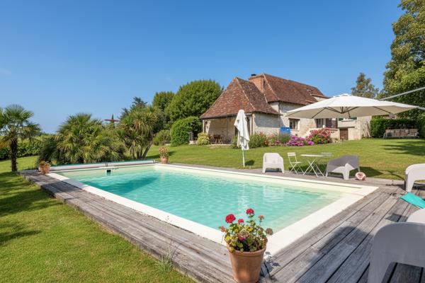Maison de charme du 19 ème siècle entièrement restaurée avec jardin et piscine. Bassilac