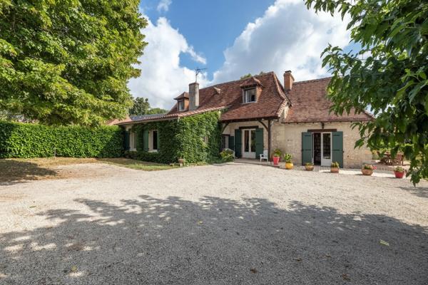 Maison de charme du 19 ème siècle entièrement restaurée avec jardin et piscine. Bassilac