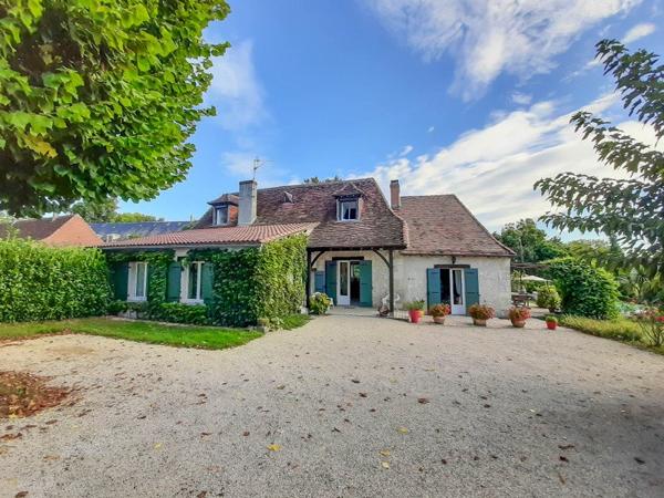 Maison de charme du 19 ème siècle entièrement restaurée avec jardin et piscine. Bassilac