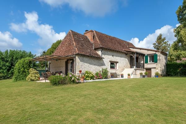 Maison de charme du 19 ème siècle entièrement restaurée avec jardin et piscine. Bassilac