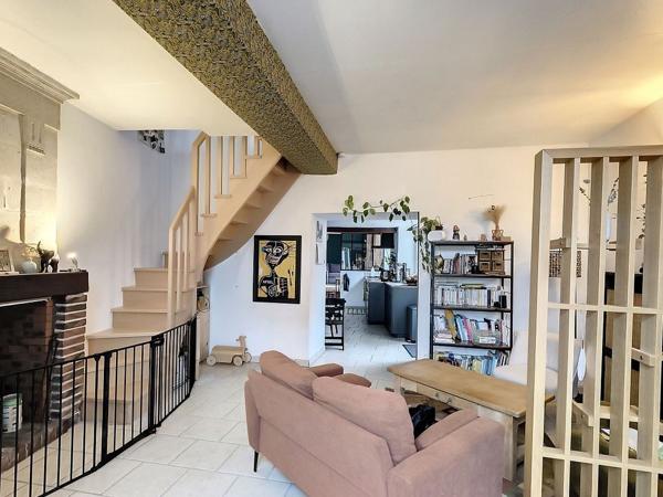 EXCLUSIVITÉ Maison de ville pleine de charme rénovée à FENEU