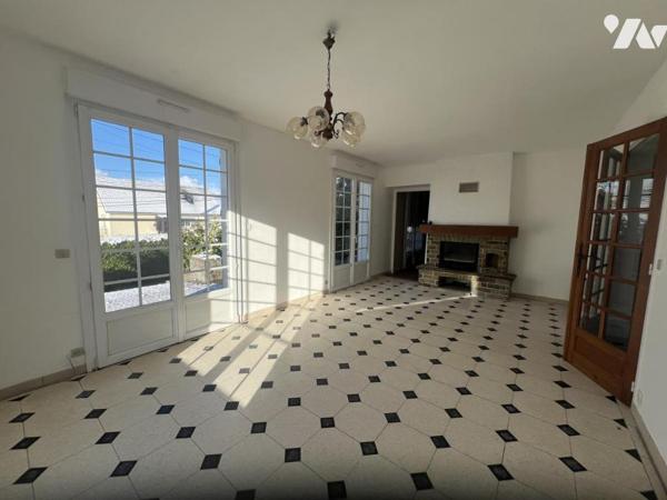 Maison traditionnelle, 4 ch, sous-sol, terrain à LA FERTE MACE