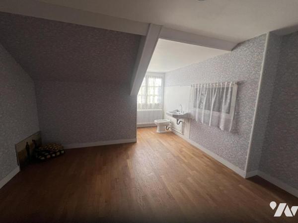 Maison traditionnelle, 4 ch, sous-sol, terrain à LA FERTE MACE