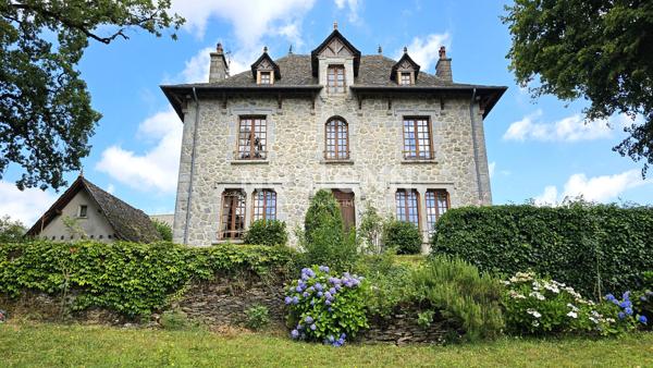 A Montsalvy, sur un terrain de 1603 m², à Vendre Maison de maître en pierre de 8 pièces d'une surface de 220 m² .